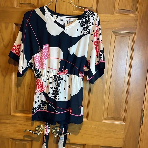 New York and Company small kimono top black red pink white tie waist belt V-neck - Picture 3 of 11